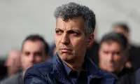 استایل و کلاه عجیب عادل در مراسم ختم پدر خداداد