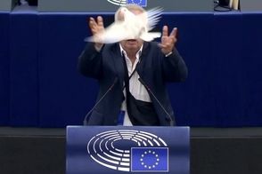 رها کردن یک کبوتر در پارلمان اروپا جنجالی شد