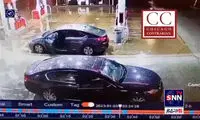 لحظه درگیری مسلحانه بین سرنشینان دو خودرو