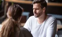 ۶ نشانه که یک نفر پنهانی از شما بدش می‌آید