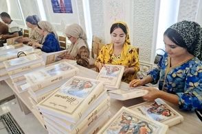 توزیع رایگان شاهنامه بین خانواده‌های تاجیکستان