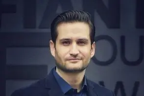 عکس پاییزی پویا امینی در وسط تابستان