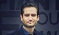 عکس پاییزی پویا امینی در وسط تابستان