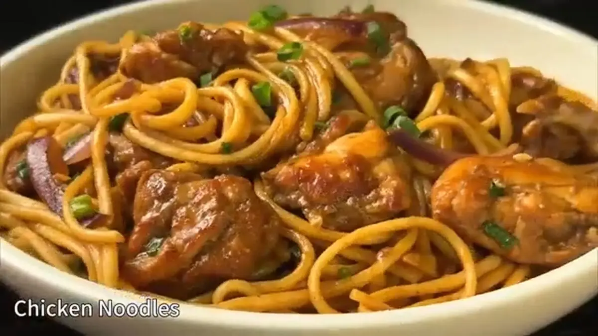 طرز تهیه نودل مرغ با سس مخصوص؛ شام خوشمزه در نیم ساعت