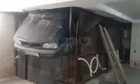 گیر کردن عجیب یک خودرو در بالابر پارکینگ!