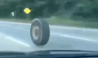 برخورد هولناک لاستیک کامیون با یک زن