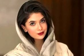 تیپ و استایل نفس بازغی در پشت صحنه یک تئاتر 