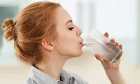 اگر بیشتر از 8 لیوان آب بنوشیم چه می‌شود؟ 