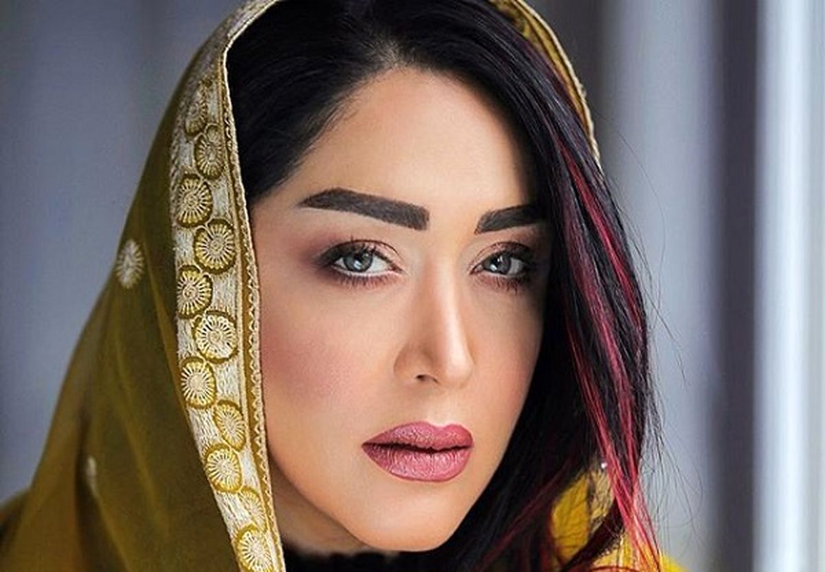 لحظه ورود سارا منجزیپور به یک مراسمِ خاص