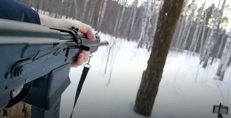 ویدیویی جالب از قطع کردن تنه یک درخت با تفنگ!