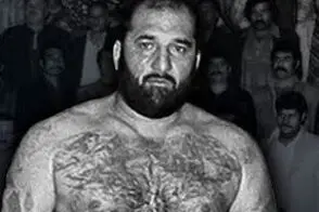 شعبان جعفری زیر کرسی و در کنار نوچه‌هایش؛ دهه ۳۰