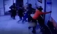 ویدئویی از حمله وحشیانه قمه‌کشان به یک درمانگاه