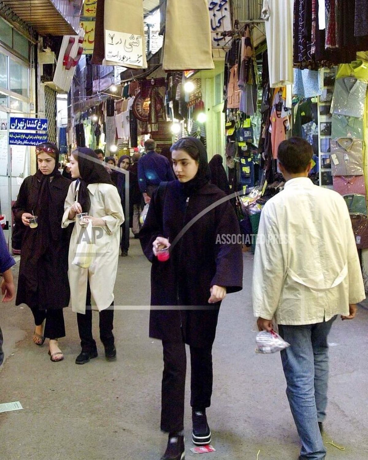 تیپ جالب چند دختر و پسر در بازار تهران سال ۱۳۸۰
