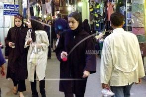 تیپ جالب چند دختر و پسر در بازار تهران سال ۱۳۸۰