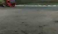 واژگونی وحشتناک یک تریلی با سرعت زیاد در جاده