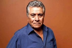 بهروز وثوقی در ۷ سالگی در کنار مادرش؛ دهه ۱۳۲۰