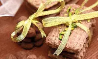 خوراکی‌های خوشمزه و متنوع  با تِم شکوفه‌های بهاری