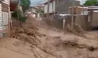 سیل در روستاهای ابهر تراکتور را با خودش برد!