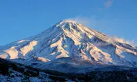 تصاویری زیبا و وصف ناشدنی از قله دماوند در میان ابرها