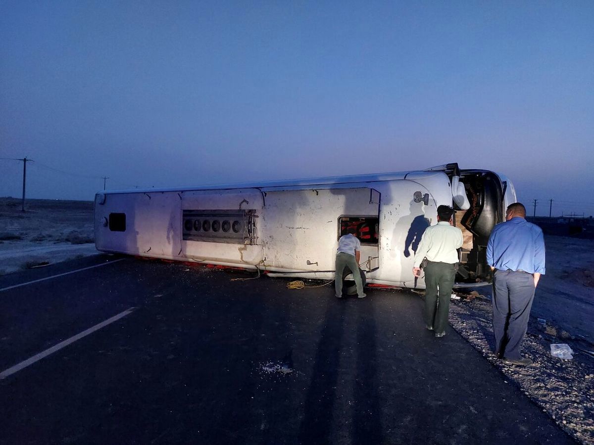 واژگونی اتوبوس در قزوین با سه فوتی و ۲۲ مجروح