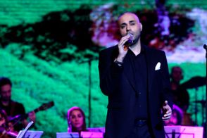 همخوانی تماشایی یک زن در کنسرت حامی وایرال شد