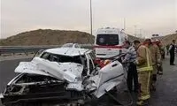 تصادف ناگوار یک خودرو با چند کامیون در آزادراه