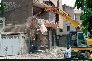 عکسی از تخریب یک ساختمان در تهران که غم از آن می‌بارد