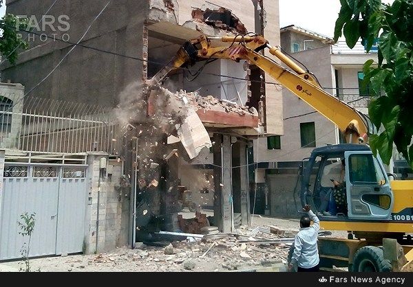 عکسی از تخریب یک ساختمان در تهران که غم از آن می‌بارد