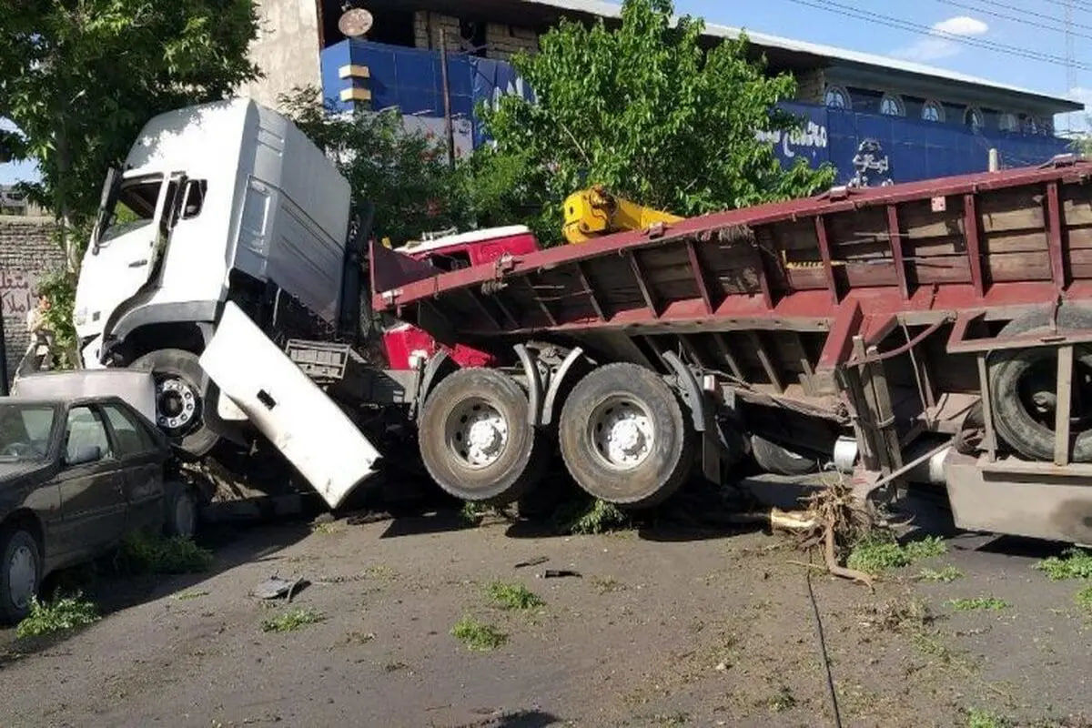 زیر گرفتن ۱۳ خودرو سواری توسط یک کامیون در مشهد!