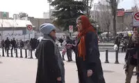 آوازخوانیِ یهویی و تماشایی در وسط خیابان‌های تهران