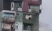 لحظه از جا کنده شدن پشت‌بام بر اثر طوفان شدید!