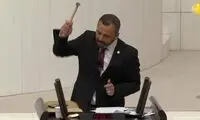 نماینده خشمگین با چکش موبایل خود را شکست!