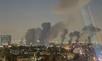 یک مادر و پسر ایرانی این‌گونه در حمام خانه پناه گرفته‌اند