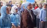 تصویری از دختر محجبه‌ای که ورودش به مدرسه ممنوع شد