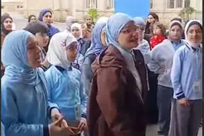 تصویری از دختر محجبه‌ای که ورودش به مدرسه ممنوع شد