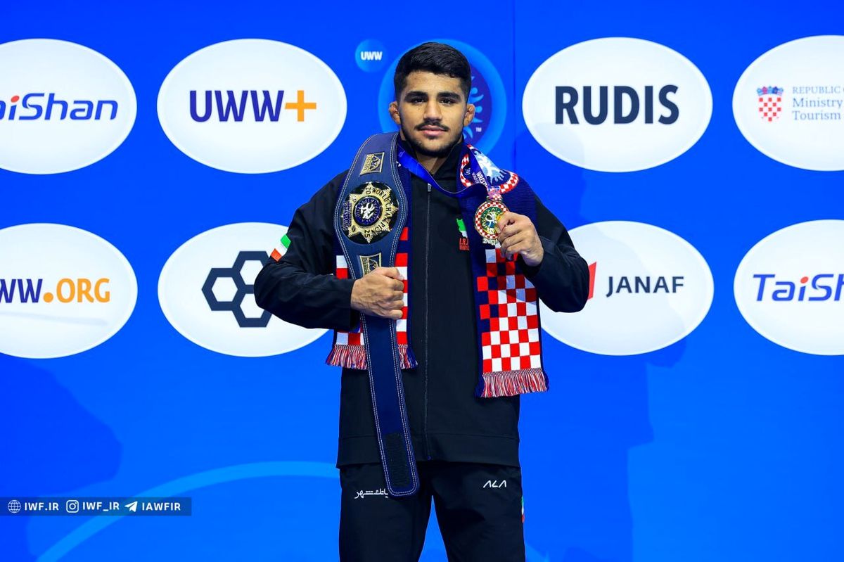 بولدوزر ایرانی بر بام کشتی فرنگی جهان ایستاد