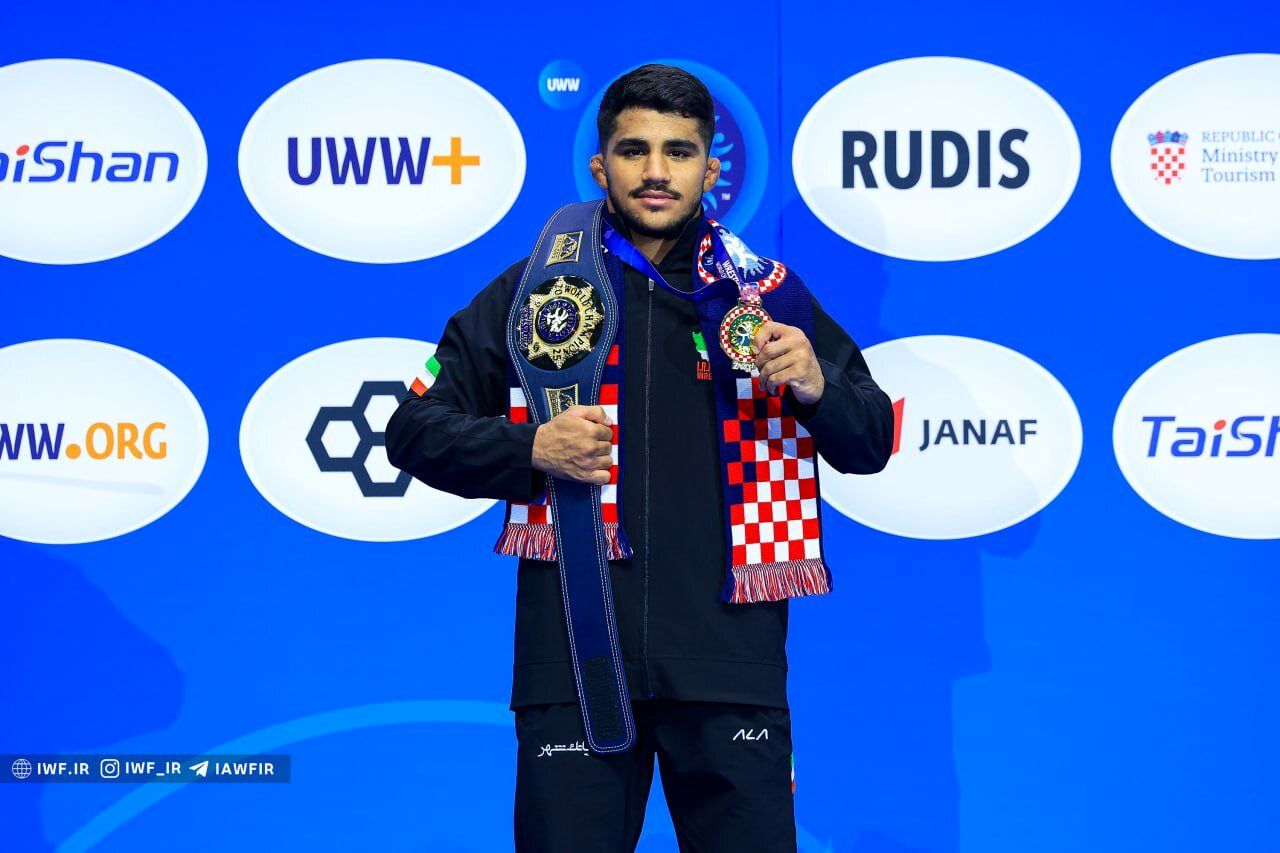 بولدوزر ایرانی بر بام کشتی فرنگی جهان ایستاد