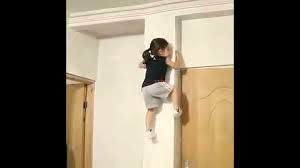 این دختر بچه از دیوار صاف بالا می‌رود!