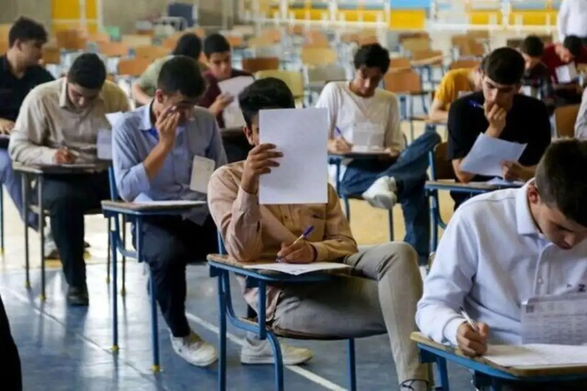 تجمع اعتراضی دانش‌آموزان به علت حضوری شدن امتحانات!