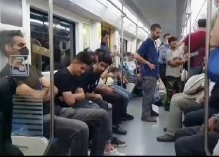 ویدئویی فراگیر از اقدام زیبای یک پسر در مترو