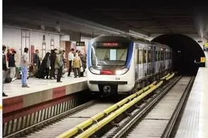 تبلیغ لوکس در متروی تهران که با جیب مردم جور درنمی‌آید