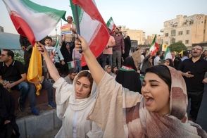 تصاویری جالب توجه در حاشیه تجمع مردم تهران