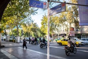 عکسی از یک بیلبورد در تهران که جلب توجه کرد