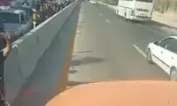 زائران تشنه راه خودروهای عبوری را سد کردند