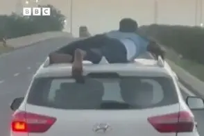 مامور پلیس 40 کیلومتر به سقف خودروی قاچاقچیان چسبید