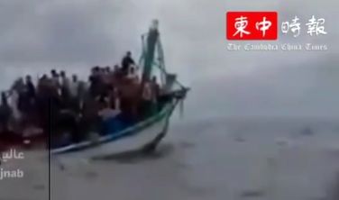 لحظه تلخ غرق شدن قایق پناهجویان وسط اقیانوس
