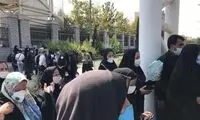 تجمع پرتعداد معلمان معترض در مقابل مجلس