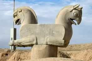 بیرون آوردن شیردال از دلِ خاک تخت جمشید