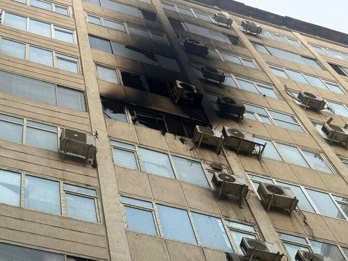 تصاویری از آتش‌سوزی در ساختمان 12طبقه در تهران