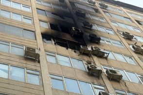 تصاویری از آتش‌سوزی در ساختمان 12طبقه در تهران 